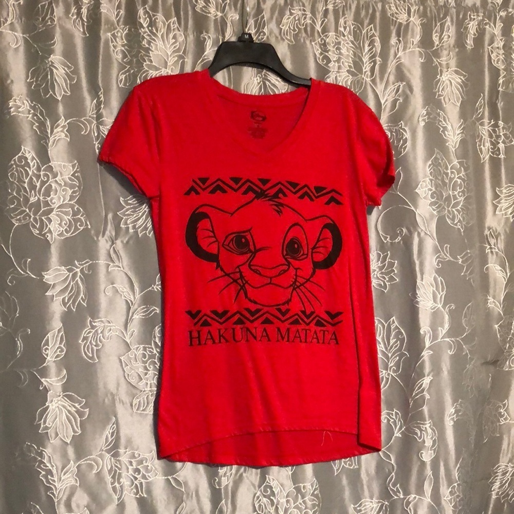 🌸3/ $15 Disney lion, king T-shirt, V-neck